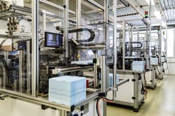 Tous les produits ne sont pas immédiatement fabriqués en quantités de plusieurs 100.000 ou même de millions. KUK Group est le fournisseur optimal pour grandir avec votre succès. Pourquoi ? Afin de maintenir des coûts d'investissement bas, différentes variantes de systèmes semi-automatiques et entièrement automatiques sont possibles. En cas d'augmentation de la demande, nous sommes rapidement en mesure d'augmenter la capacité par un degré d'automatisation plus élevé ou par la duplication des machines et, selon la situation, de nous étendre à d'autres sites de production en Europe ou en Asie.