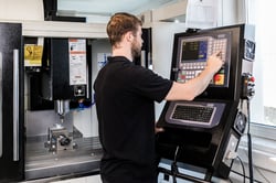 KUK Group dispose de ses propres ressources pour les composants essentiels. Grâce à notre atelier interne, nous sommes indépendants de la disponibilité des pièces critiques sur le marché mondial et, par conséquent, un pas plus vite quand il s'agit de mettre vos bobines dans la production en série à temps.
