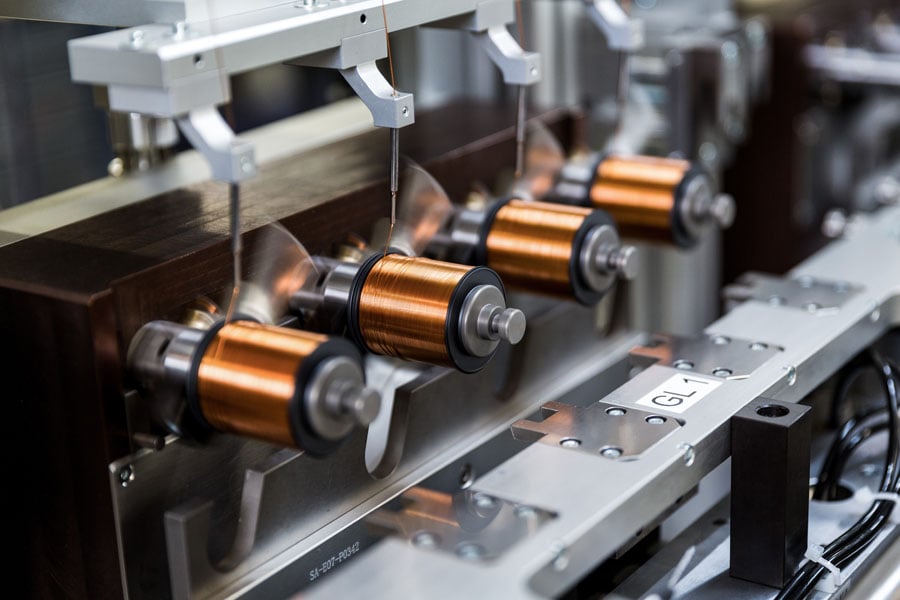 Production de bobines à l'aide de la technologie du bobinage linéaire sur une machine à bobiner multibroche.