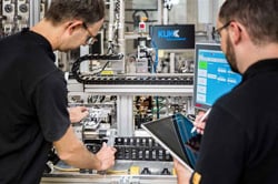 Dès que le montage et le contrôle sont terminés, nous commençons la mise en service du système, étape par étape. La plus haute qualité et la stabilité du processus sont nos normes, sur lesquelles vous pouvez compter. La machine est mise en service en fonction du produit, sa fonctionnalité est contrôlée et documentée selon les exigences du client. Ce n'est que lorsque vous, le client, êtes satisfait de votre produit et que l'acceptation interne a été réussie que nous libérons la machine pour la production en série.