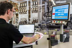 L'ingénierie d'installation interne de KUK n'est pas seulement convaincante sur le plan mécanique : cette compétence unique est complétée par un profond savoir-faire dans la commande de nos bobinoirs. Le logiciel est conçu de manière modulaire, de sorte que les demandes de modification des clients peuvent être rapidement mises en œuvre, même pendant la production en série. Cela se traduit par un gain de temps et de flexibilité pour vous aussi dans cette étape.