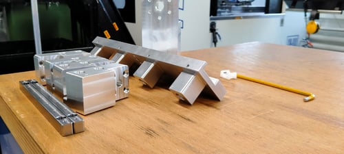 Pour Stefan Dörig, directeur technique, la fabrication d'outils en interne est un facteur important de la réussite du groupe KUK en tant que leader de la fabrication de bobines sur mesure : "L'une des grandes forces de la fabrication d'outils intégrée est sa flexibilité et son efficacité, qui permettent au client non seulement de réduire ses coûts d'investissement, mais aussi de gagner beaucoup de temps." Cet avantage vaut son pesant d'or, surtout à l'époque où l'industrie électronique connaît une dynamique extrêmement élevée : "Les produits ou les exigences changent dans des cycles de plus en plus courts, ce qui nécessite généralement un nouvel outil dès que le diamètre intérieur d'une bobine ou la bobine en général sont ajustés." En outre, cela réduit la dépendance à l'égard d'autres fournisseurs et donc la complexité pour le client.