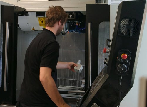 Pascal, polymécanicien, est au moins aussi enthousiaste qu'il l'est dans l'atelier, jouant au handball et à la trompette dans la fanfare du carnaval. Dans la fabrication d'outils pour le groupe KUK, il est fasciné par la diversité des tâches : il n'est pas seulement à la fraiseuse, mais s'occupe aussi avec soin de l'approvisionnement en matériaux ou de l'entretien des têtes de perçage. En fonction de la complexité, jusqu'à dix outils ou pièces d'outils sont créés chaque jour dans le cadre d'une solution d'automatisation sur mesure pour la fabrication de bobines spécifiques au client.