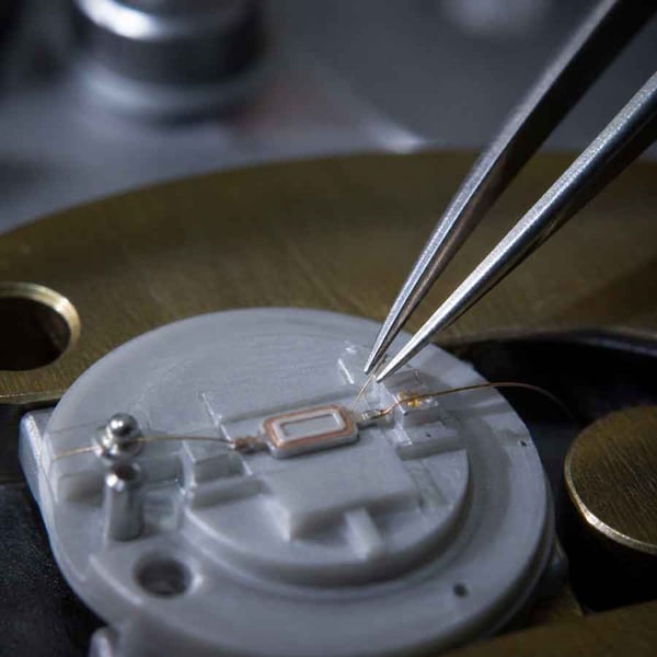 La manipulation du fil, le choix du noyau et la précision du bobinage relient la fabrication des micro-bobines à la performance du capteur EM.