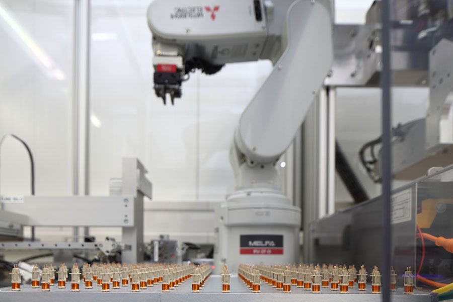 Dans le domaine de l'électrotechnique, les bobines sont des composants électriques importants utilisés notamment dans les transformateurs, les moteurs électriques ou les relais. La production de bobines est soumise à de nombreuses influences différentes, qu'il est difficile de suivre toutes.