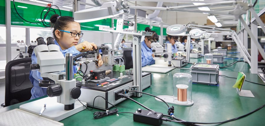 Les selfs à air sont généralement fabriqués en fil de cuivre émaillé ou en fil de litz haute fréquence. Le fil dit thermo-adherent est utilisé pour fabriquer des selfs à air autoportants. Il possède une couche extérieure dont le point de fusion est inférieur au point de fusion de l'isolant. Après avoir bobiné la self à air, les spires de la bobine sont