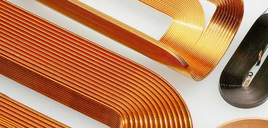 Les bobinages orthocycliques permettent un empilement de spires aussi dense que possible. Une section transversale d'une bobine orthocyclique aurait une forme de nid d'abeille. Les bobines orthocycliques se caractérisent par un facteur de remplissage en cuivre élevé (souvent environ 70 %), de sorte qu'un champ magnétique comparativement élevé est réalisé dans un espace aussi réduit que possible.