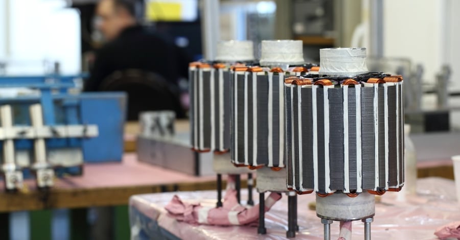 Lorsque vous achetez des composants électroniques, vous pouvez acheter des pièces individuelles à des fournisseurs distincts. Une autre variante est ce que l'on appelle l'approvisionnement modulaire, dans lequel vous confiez l'assemblage de modules complets à un fabricant de bobines spécifique au client. Cela réduit la complexité de votre chaîne d'approvisionnement.