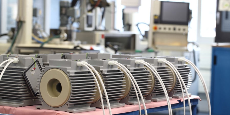 Il ne suffit généralement pas de bobiner des bobines, d'autres étapes de production sont nécessaires jusqu'à ce qu'un fabricant d'équipements obtienne un composant fonctionnel. Le KUK Group offre l'ensemble du paquet, de la production de bobines au montage d'un moteur complet, à partir d'une seule source. Une grande flexibilité et des délais d'exécution rapides sont les plus grands avantages pour le client.