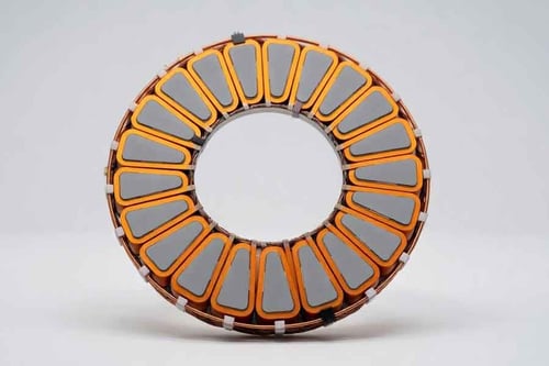 Dans les moteurs à flux axial, où la haute densité de puissance et les faibles longueurs axiales exigent une évacuation efficace de la chaleur, l'aluminium léger ou les alliages sont particulièrement adaptés pour maintenir les rapports couple/poids. 