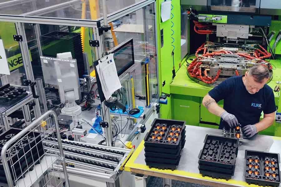 Les bobines électromagnétiques utilisées dans l'industrie automobile — notamment dans les électrovannes pour la compensation de pression du réservoir, le transport de fluides, l'alimentation en carburant ou la commande hydraulique — tirent un grand profit de la combinaison entre la connexion par déplacement d'isolant (IDC) et le surmoulage. Cet article examine les aspects techniques, les processus, les avantages et inconvénients, ainsi que la pertinence pour des applications spécifiques.