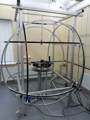 Système de bobines de Helmholtz pour calibrer les magnétomètres. Source: Dragonfly Aerospace