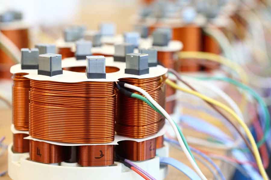   La fabrication des bobines ne se limite pas à la technologie du bobinage : les étapes de fabrication suivantes, telles que la mise en contact ou l'assemblage, doivent également être prises en compte.