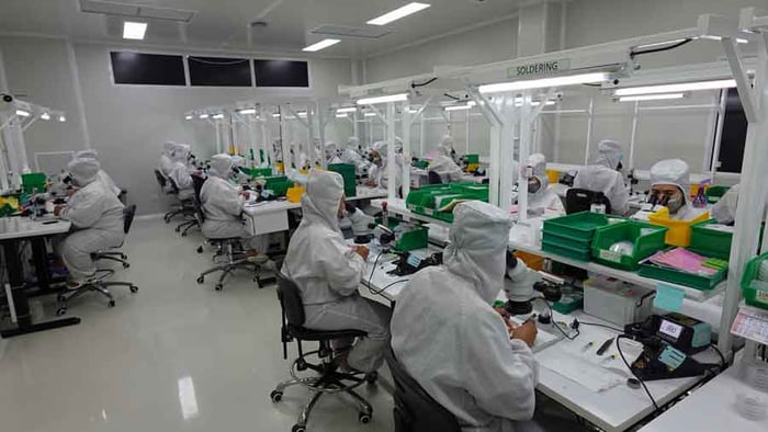 Micro-coil-production-clean-room-900x500