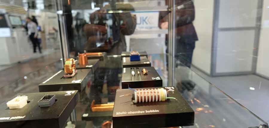 KUK fournit des solutions complètes de blindage électromagnétique qui protègent l'électronique de défense sensible contre les interférences dans des environnements électromagnétiques complexes. Les solutions de blindage permettent de maintenir des communications sécurisées, de protéger les données sensibles et d'assurer un fonctionnement fiable des systèmes critiques, même dans des environnements soumis à un bruit électromagnétique important ou à des tentatives de brouillage délibérées.