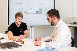 Sur la base du cahier des charges et de la planification des volumes, un concept détaillé est élaboré pour le système avec lequel nous fabriquerons votre produit. La qualité et la stabilité du processus jouent déjà un rôle essentiel dans cette étape de développement. Pour les besoins spécifiques de votre industrie, nous réalisons également une AMDEC (analyse des modes de défaillance et de leurs effets).
