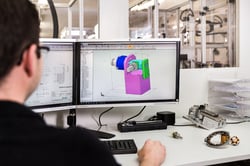 Après que le concept ait été vérifié et approuvé par le service qualité de KUK, les différents composants de l'installation sont conçus en CAO. Pour ce faire, nous misons sur la construction modulaire : Les modules éprouvés sont réutilisés et de nouveaux modules sont intégrés dans une approche basée sur le risque. Notre savoir-faire en matière de planification, combiné au montage en interne, permet une montée en puissance rapide de la production en série.