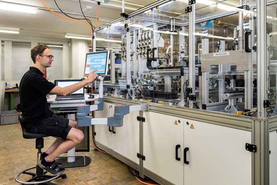 Chez KUK Group, les bobines et les ensembles électroniques spécifiques aux clients sont en grande partie produits sur des installations automatisées développées en interne. Cela signifie que nous pouvons vous proposer un processus de production de bobines très intéressant en termes de qualité et de commerce, adapté à votre volume et à vos spécifications techniques.