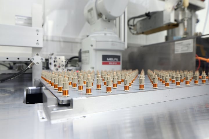 Depuis la fabrication de bobines jusqu'à la livraison d'un ensemble complet, KUK offre un haut degré de performance en interne. Ceci est particulièrement vrai en ce qui concerne le département d'automatisation interne, qui assure une automatisation sur mesure tout au long du processus de production.