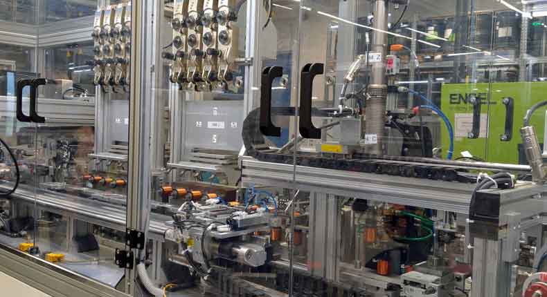La ligne de production installée par le département d'automatisation de KUK offre une grande flexibilité et une duplication aisée, ce qui garantit au client une mise à l'échelle rapide. La ligne de production installée par le département d'automatisation de KUK offre une grande flexibilité et une duplication aisée, ce qui garantit au client une mise à l'échelle rapide.